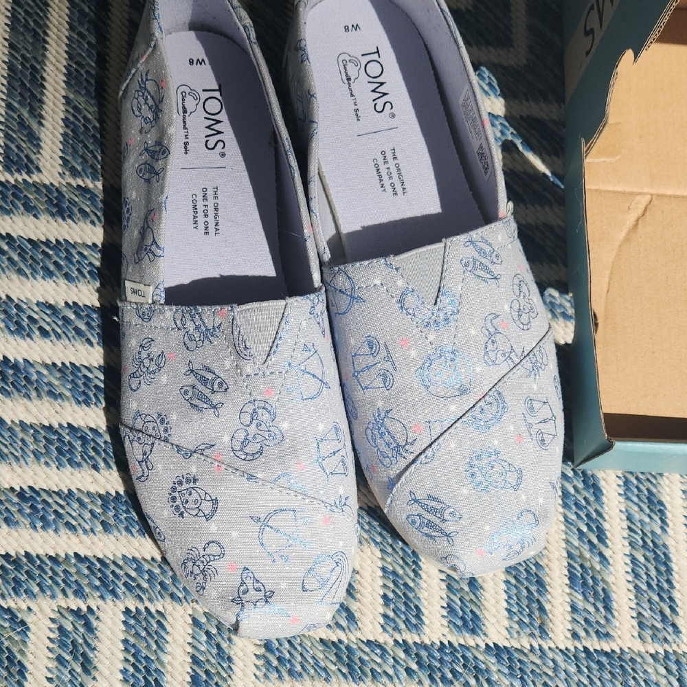 TOMS Light Gray Patterned Slip-On Shoes